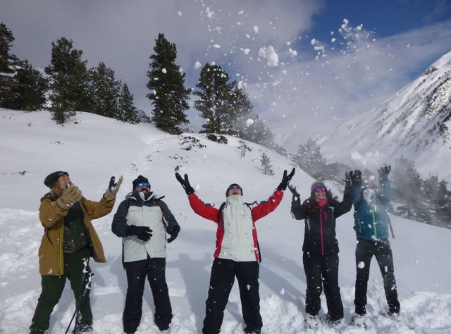  Jouer avec la neige pendant l'excursion 